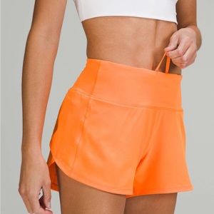 Lululemon SPEED UP MID-RISE SHORT 4"
Highlight Orange
Size: 8